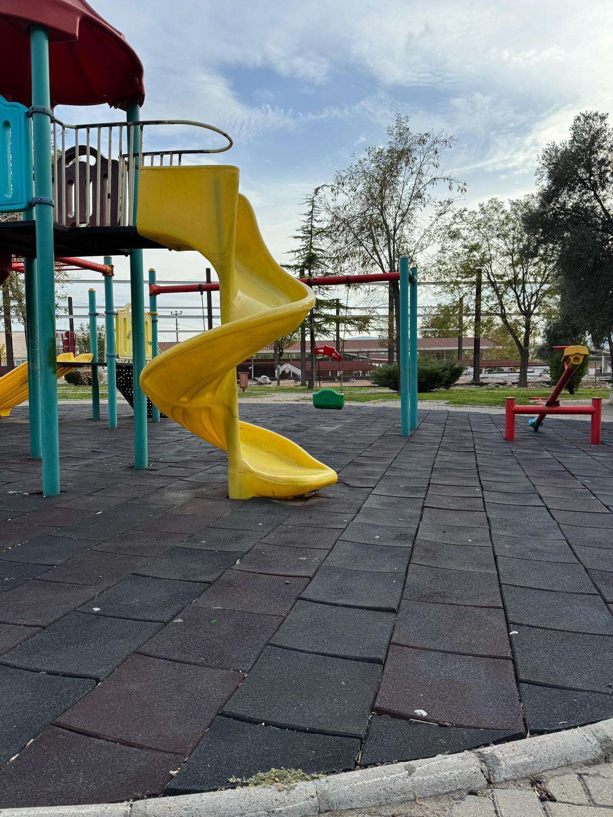 Menteşe'de Düğerek Parkları Dökülüyor: Çocuklar Tehlikede 8